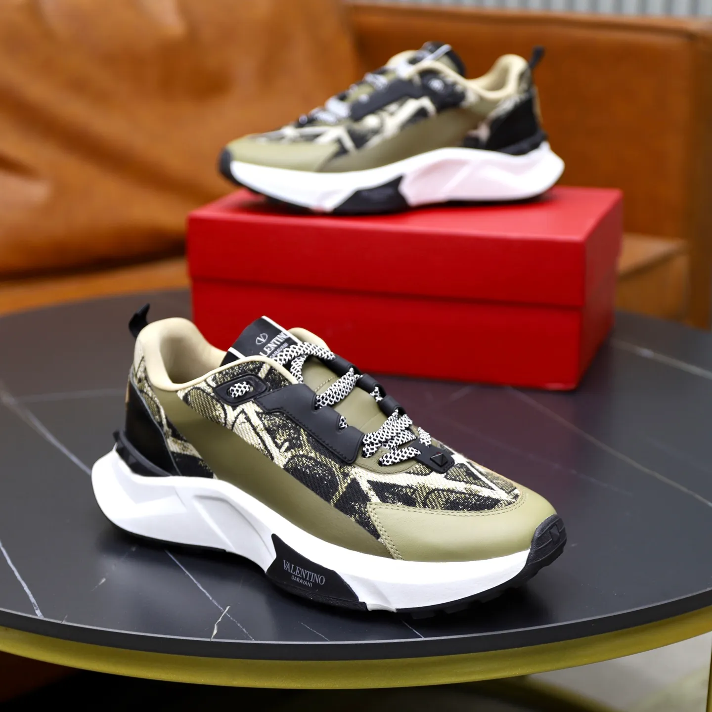 Ex-factory price: 520💰VALENTINO/Valentino Men's latest low-cut thick-soled sports shoes are shipped. Made with heavy industry, men's fine casual sports shoes, versatile style. Original leather, rubber lines embellished with geometric segmented uppers, hand-sewn with fine craftsmanship, novel and fashionable style, rubber soles with rivet details on the front and back, VALENTINO GARAVANI LOGO printed on the side, and Valentino Garavani decorative inlay on the tongue. Logo, comfortable, breathable and durable on the feet! Comes with full original packaging! Code number: 38-39-40-41-42-43-44 (45 can be customized)